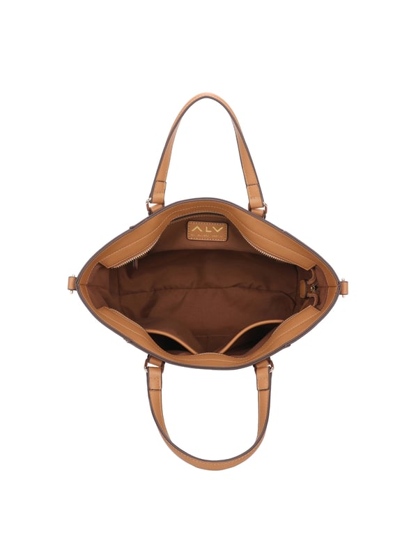Bolso de mujer. El cierre es con cremallera. Los bolsillos internos son dos con cremallera y dos abiertos. Los bolsillos externos están ausentes. La bandolera es ajustable en piel. El mango es de cuero. Hay un compartimento interno. El material externo es 100%PU. Internamente es 100% Poliéster. Medidas: 37x14x25 cm. Producto de moda