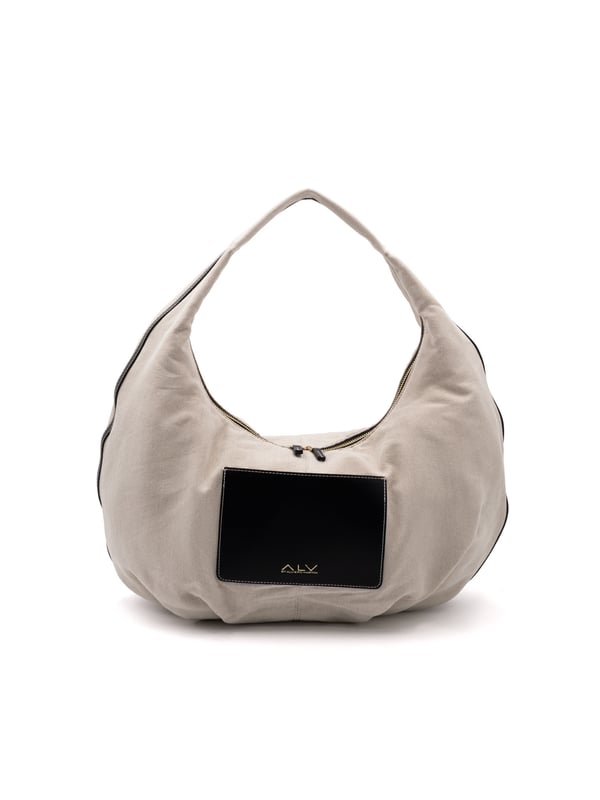 Bolso bandolera para mujer. El cierre es con cremallera. Los bolsillos internos son dos con cremallera y dos abiertos. Los bolsillos externos están ausentes. La bandolera es ajustable y extraíble en tejido. El mango es de tela. Hay un compartimento interno. El material externo es 100%PU. Internamente es 100% Poliéster. Medidas: 45x29x18 cm. Producto de moda