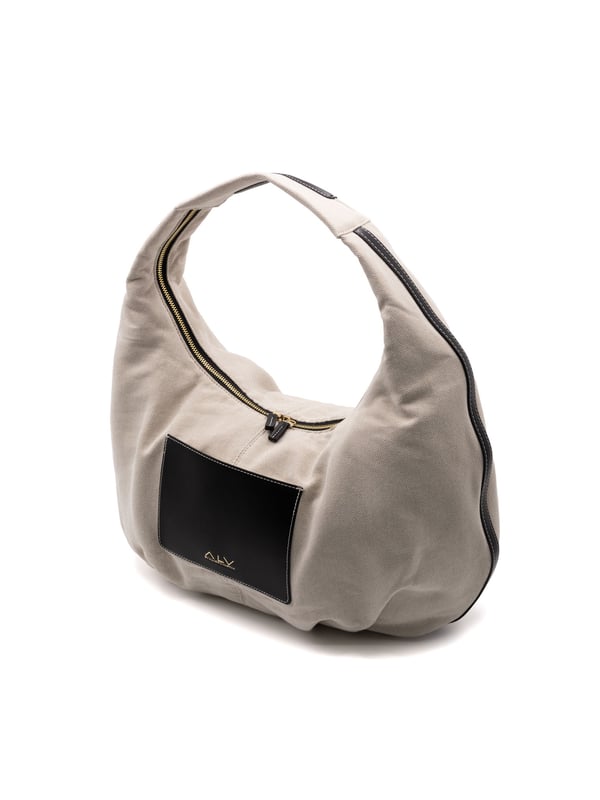 Bolso bandolera para mujer. El cierre es con cremallera. Los bolsillos internos son dos con cremallera y dos abiertos. Los bolsillos externos están ausentes. La bandolera es ajustable y extraíble en tejido. El mango es de tela. Hay un compartimento interno. El material externo es 100%PU. Internamente es 100% Poliéster. Medidas: 45x29x18 cm. Producto de moda