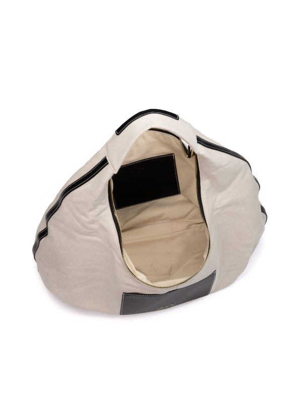Bolso bandolera para mujer. El cierre es con cremallera. Los bolsillos internos son dos con cremallera y dos abiertos. Los bolsillos externos están ausentes. La bandolera es ajustable y extraíble en tejido. El mango es de tela. Hay un compartimento interno. El material externo es 100%PU. Internamente es 100% Poliéster. Medidas: 45x29x18 cm. Producto de moda