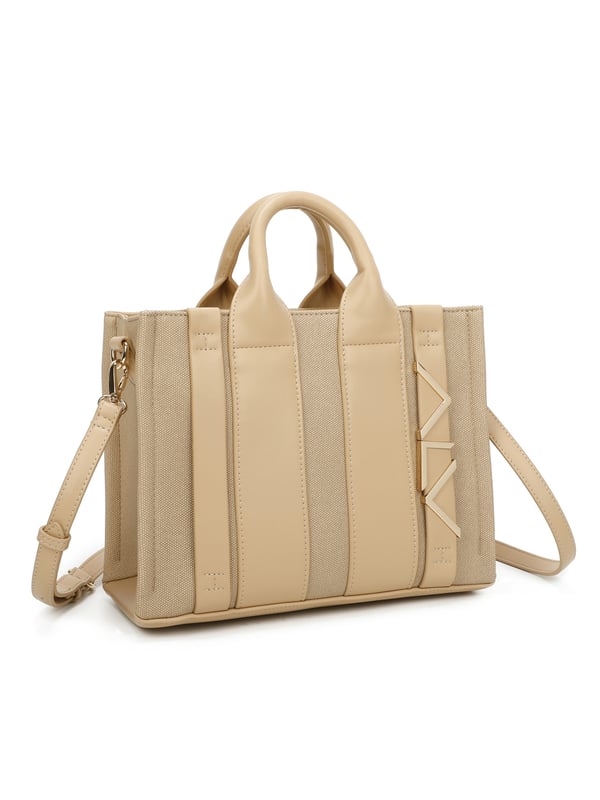 Bolso bandolera para mujer. El cierre es con cremallera. Los bolsillos internos son dos con cremallera y dos abiertos. Los bolsillos externos están ausentes. La bandolera es ajustable y extraíble en piel. El mango es de cuero. Hay un compartimento interno. El material externo es 100%PU. Internamente es 100% Poliéster. Medidas: 28x21x13 cm. Producto de moda