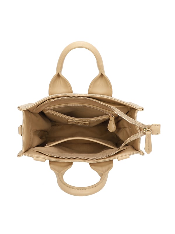 Bolso bandolera para mujer. El cierre es con cremallera. Los bolsillos internos son dos con cremallera y dos abiertos. Los bolsillos externos están ausentes. La bandolera es ajustable y extraíble en piel. El mango es de cuero. Hay un compartimento interno. El material externo es 100%PU. Internamente es 100% Poliéster. Medidas: 28x21x13 cm. Producto de moda
