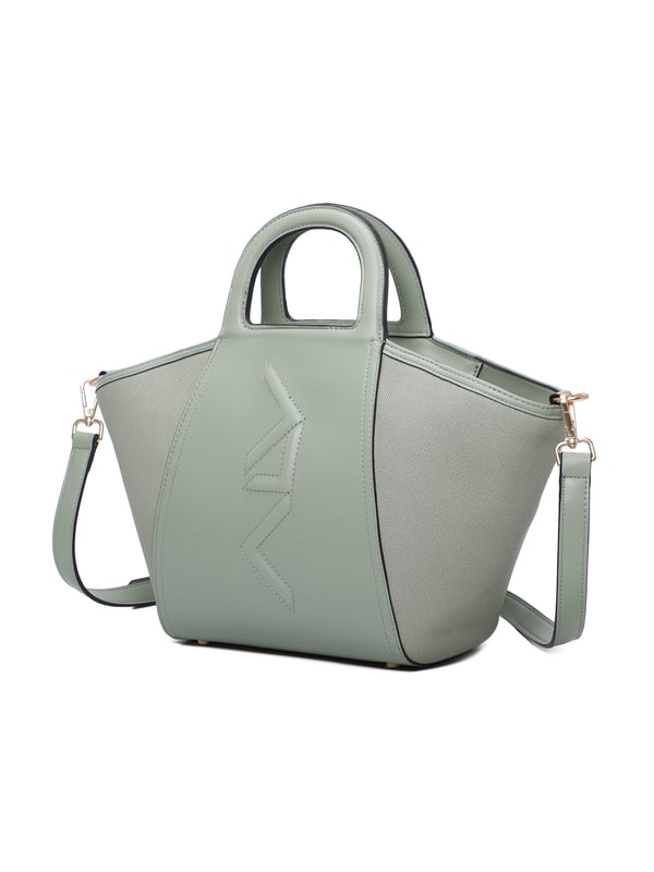 Damesschoudertas met ritssluiting. twee rits- en twee open binnenzakken. afwezige externe zakken. verstelbare en afneembare lederen schouderband. met leren handvat. een binnencompartiment.  extern materiaal. 100% polyester binnenkant. Afmetingen: 17x31x13 cm. Modeproduct