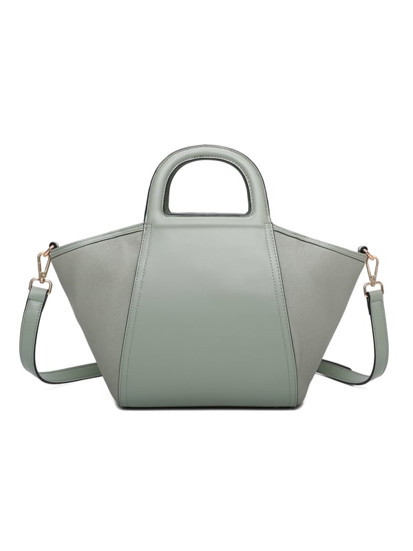 Damesschoudertas met ritssluiting. twee rits- en twee open binnenzakken. afwezige externe zakken. verstelbare en afneembare lederen schouderband. met leren handvat. een binnencompartiment.  extern materiaal. 100% polyester binnenkant. Afmetingen: 17x31x13 cm. Modeproduct