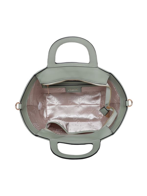 Damesschoudertas met ritssluiting. twee rits- en twee open binnenzakken. afwezige externe zakken. verstelbare en afneembare lederen schouderband. met leren handvat. een binnencompartiment.  extern materiaal. 100% polyester binnenkant. Afmetingen: 17x31x13 cm. Modeproduct