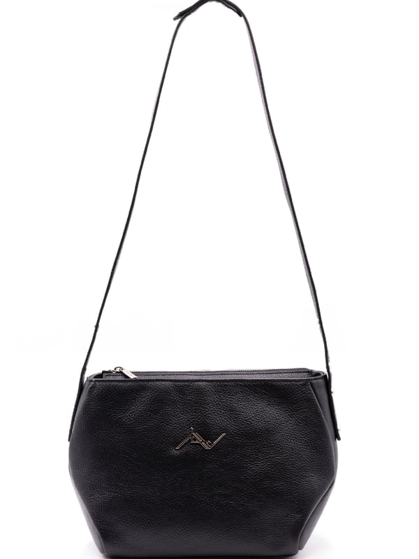 Bolso bandolera para mujer. El cierre es con cremallera. Los bolsillos internos son dos con cremallera y dos abiertos. Los bolsillos externos están ausentes. La bandolera es ajustable en piel. Falta el mango. Hay un compartimento interno. El material exterior es 100% Piel Auténtica. Internamente es 100% Poliéster. Medidas: 23x20x17 cm. Producto de moda