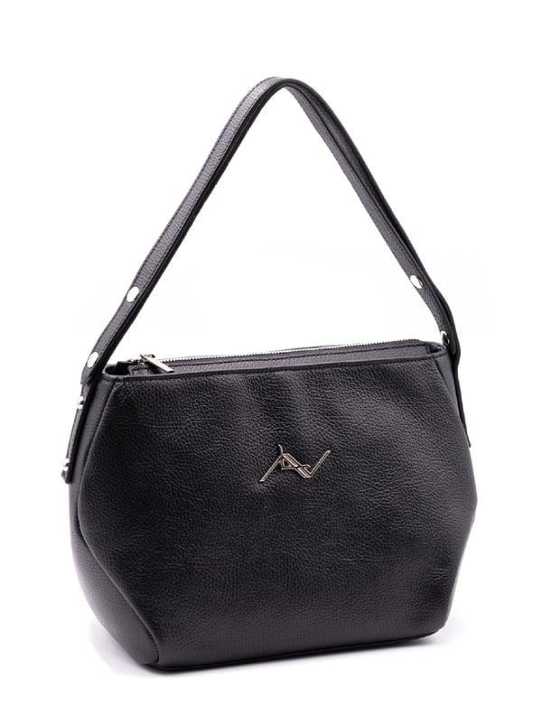 Bolso bandolera para mujer. El cierre es con cremallera. Los bolsillos internos son dos con cremallera y dos abiertos. Los bolsillos externos están ausentes. La bandolera es ajustable en piel. Falta el mango. Hay un compartimento interno. El material exterior es 100% Piel Auténtica. Internamente es 100% Poliéster. Medidas: 23x20x17 cm. Producto de moda