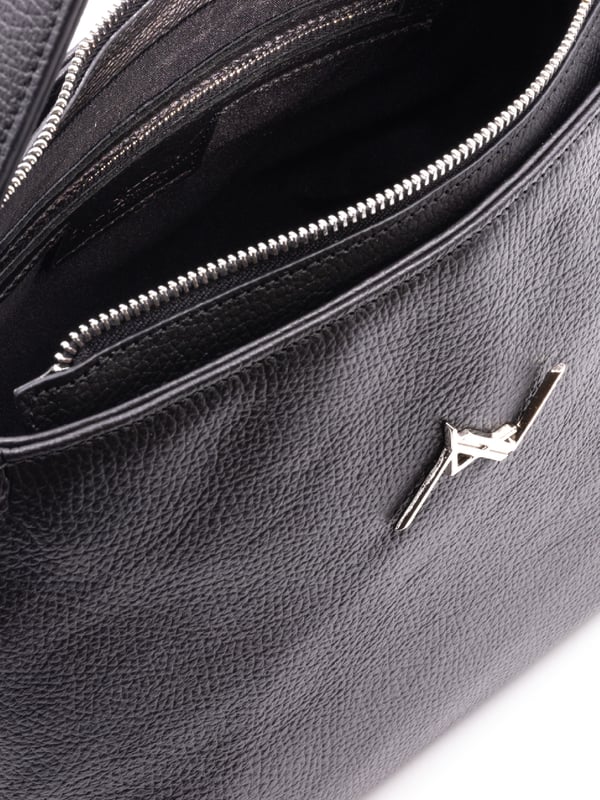 Bolso bandolera para mujer. El cierre es con cremallera. Los bolsillos internos son dos con cremallera y dos abiertos. Los bolsillos externos están ausentes. La bandolera es ajustable en piel. Falta el mango. Hay un compartimento interno. El material exterior es 100% Piel Auténtica. Internamente es 100% Poliéster. Medidas: 23x20x17 cm. Producto de moda