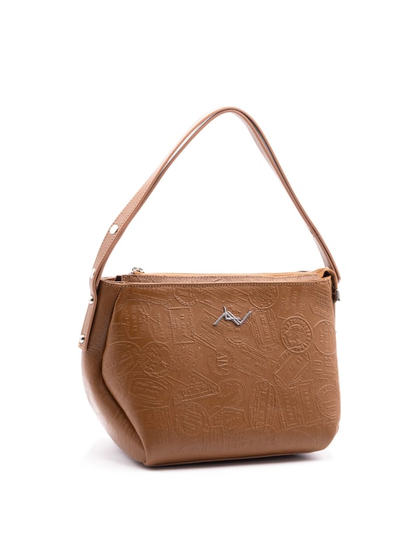Bolso bandolera para mujer. El cierre es con cremallera. Los bolsillos internos son dos con cremallera y dos abiertos. Los bolsillos externos están ausentes. La bandolera es ajustable en piel. Falta el mango. Hay un compartimento interno. El material exterior es 100% Piel Auténtica. Internamente es 100% Poliéster. Medidas: 23x20x17 cm. Producto de moda
