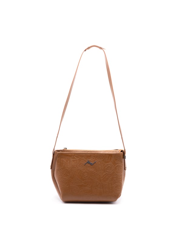 Bolso bandolera para mujer. El cierre es con cremallera. Los bolsillos internos son dos con cremallera y dos abiertos. Los bolsillos externos están ausentes. La bandolera es ajustable en piel. Falta el mango. Hay un compartimento interno. El material exterior es 100% Piel Auténtica. Internamente es 100% Poliéster. Medidas: 23x20x17 cm. Producto de moda