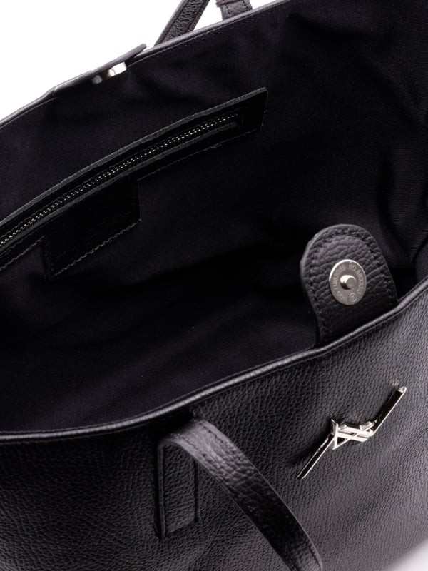 Damen-Umhängetasche mit Magnetknopfverschluss. zwei Reißverschluss- und zwei offene Innentaschen. fehlende Außentaschen. fehlender Schultergurt. im Ledergriff. ein Innenfach.  Außenmaterial: Innenmaterial: 100 % Polyester. Maße: 32x26x17 cm. Modeprodukt