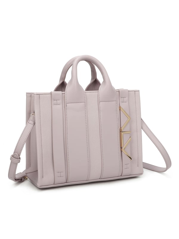 Bolso bandolera para mujer. El cierre es con cremallera. Los bolsillos internos son dos con cremallera y dos abiertos. Los bolsillos externos están ausentes. La bandolera es ajustable y extraíble en piel. El mango es de cuero. Hay un compartimento interno. El material externo es 100%PU. Internamente es 100% Poliéster. Medidas: 28x21x13 cm. Producto de moda
