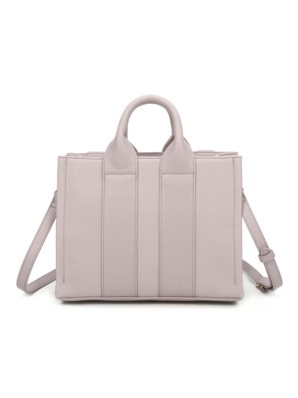 Bolso bandolera para mujer. El cierre es con cremallera. Los bolsillos internos son dos con cremallera y dos abiertos. Los bolsillos externos están ausentes. La bandolera es ajustable y extraíble en piel. El mango es de cuero. Hay un compartimento interno. El material externo es 100%PU. Internamente es 100% Poliéster. Medidas: 28x21x13 cm. Producto de moda