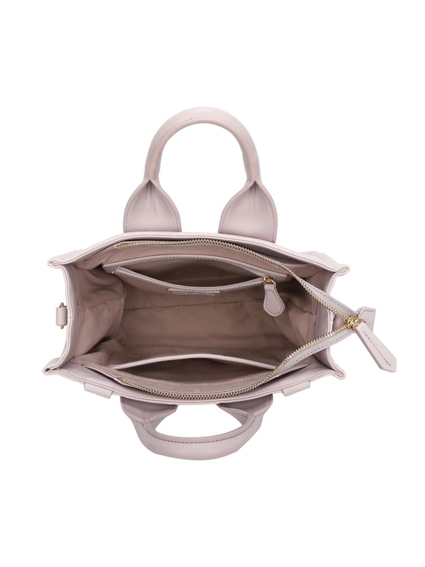 Bolso bandolera para mujer. El cierre es con cremallera. Los bolsillos internos son dos con cremallera y dos abiertos. Los bolsillos externos están ausentes. La bandolera es ajustable y extraíble en piel. El mango es de cuero. Hay un compartimento interno. El material externo es 100%PU. Internamente es 100% Poliéster. Medidas: 28x21x13 cm. Producto de moda