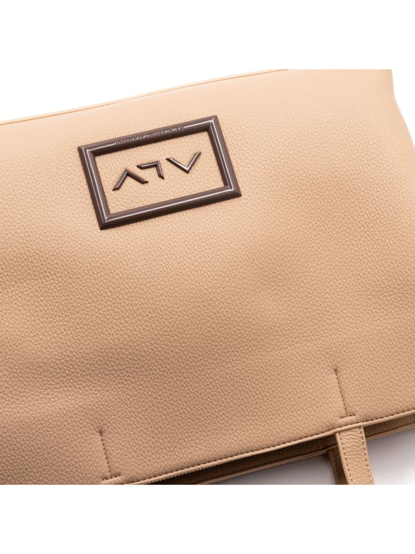 Bolso bandolera para mujer. El cierre es con cremallera. Los bolsillos internos son dos con cremallera y dos abiertos. Los bolsillos externos están ausentes. Falta la correa para el hombro. El asa es extraíble en piel. Hay un compartimento interno. El material externo es 100%PU. Internamente es 100% Poliéster. Medidas: 38x27x13 cm. Producto de moda