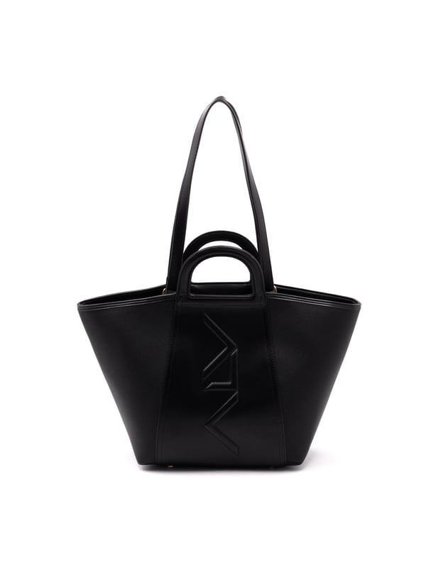 Bolso bandolera para mujer. El cierre es con cremallera. Los bolsillos internos son dos con cremallera y dos abiertos. Los bolsillos externos están ausentes. La bandolera es extraíble en cadena. El mango es de cuero. Hay un compartimento interno. El material externo es 100%PU. Internamente es 100% Poliéster. Medidas: 26x28x14 cm. Producto de moda