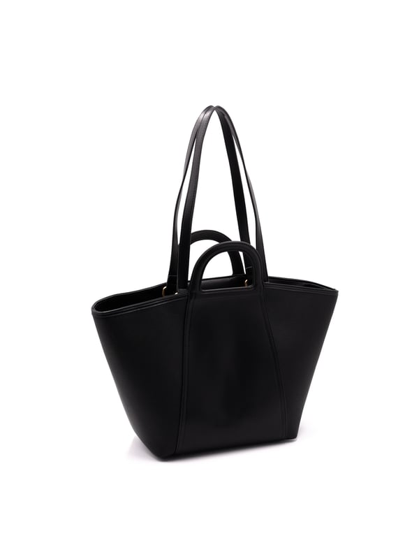 Bolso bandolera para mujer. El cierre es con cremallera. Los bolsillos internos son dos con cremallera y dos abiertos. Los bolsillos externos están ausentes. La bandolera es extraíble en cadena. El mango es de cuero. Hay un compartimento interno. El material externo es 100%PU. Internamente es 100% Poliéster. Medidas: 26x28x14 cm. Producto de moda