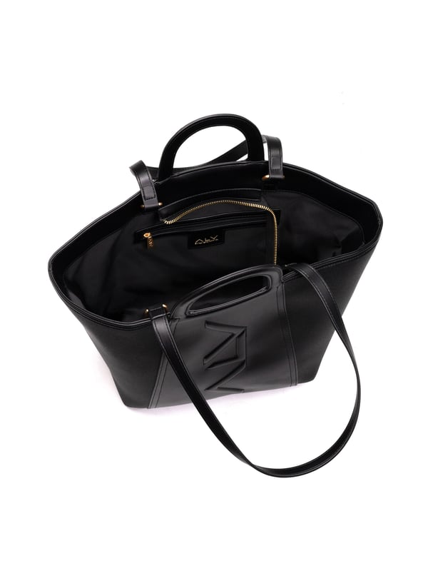Bolso bandolera para mujer. El cierre es con cremallera. Los bolsillos internos son dos con cremallera y dos abiertos. Los bolsillos externos están ausentes. La bandolera es extraíble en cadena. El mango es de cuero. Hay un compartimento interno. El material externo es 100%PU. Internamente es 100% Poliéster. Medidas: 26x28x14 cm. Producto de moda