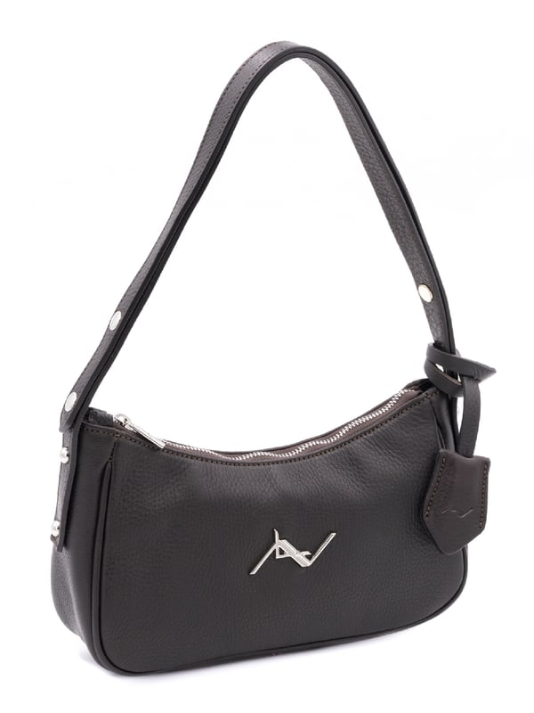 Bolso bandolera para mujer. El cierre es con cremallera. Los bolsillos internos son dos con cremallera y dos abiertos. Los bolsillos externos están ausentes. Falta la correa para el hombro. El mango es de cuero. Hay un compartimento interno. El material exterior es 100% Piel Auténtica. Internamente es 100% Poliéster. Medidas: 26x15x7 cm. Producto de moda