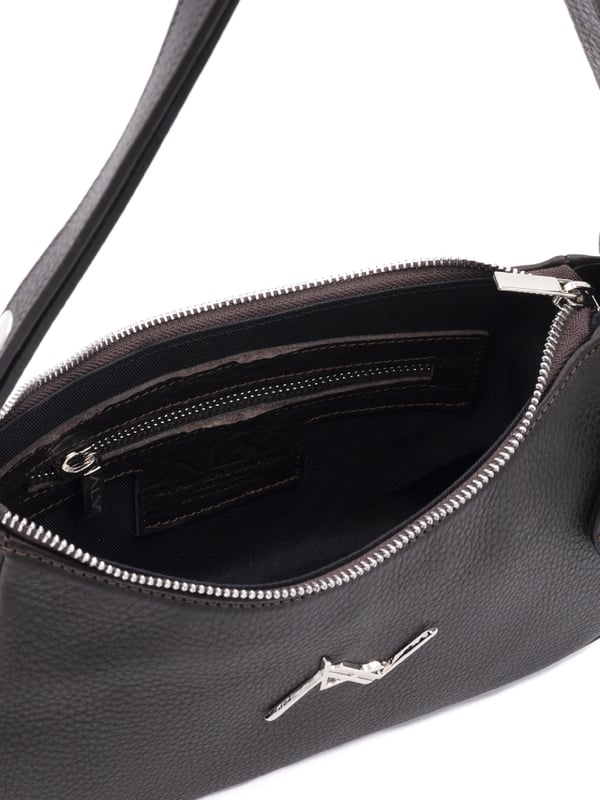 Bolso bandolera para mujer. El cierre es con cremallera. Los bolsillos internos son dos con cremallera y dos abiertos. Los bolsillos externos están ausentes. Falta la correa para el hombro. El mango es de cuero. Hay un compartimento interno. El material exterior es 100% Piel Auténtica. Internamente es 100% Poliéster. Medidas: 26x15x7 cm. Producto de moda