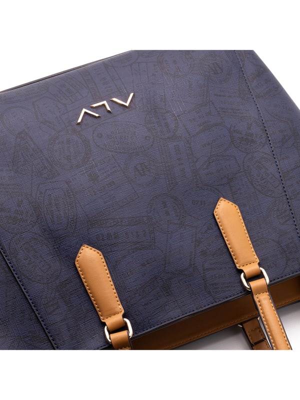 Bolso bandolera para mujer. El cierre es con cremallera. Los bolsillos internos son dos con cremallera y dos abiertos. Los bolsillos externos están ausentes. La bandolera es ajustable en piel. El mango es de cuero. Hay un compartimento interno. El material externo es 100%PU. Internamente es 100% Poliéster. Medidas: 44x16x28 cm. Producto de moda
