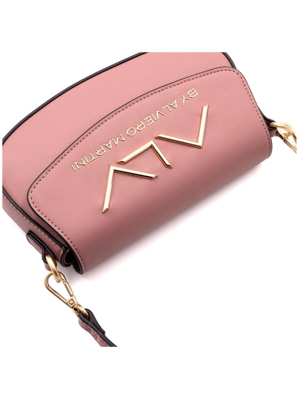 Bolso bandolera para mujer. El cierre es a presión y botón. Los bolsillos internos son dos con cremallera y dos abiertos. Los bolsillos externos están ausentes. La bandolera es extraíble en cadena. El asa es extraíble en piel. Hay un compartimento interno. El material externo es 100%PU. Internamente es 100% Poliéster. Medidas: 21x12x5 cm. Producto de moda