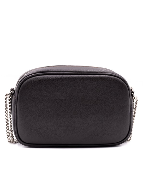 Bolso bandolera para mujer. El cierre es con cremallera. Los bolsillos internos son dos con cremallera y dos abiertos. Los bolsillos externos están ausentes. La bandolera es de cadena. Falta el mango. Hay un compartimento interno. El material exterior es 100% Piel Auténtica. Internamente es 100% Poliéster. Medidas: 24x16x8 cm. Producto de moda