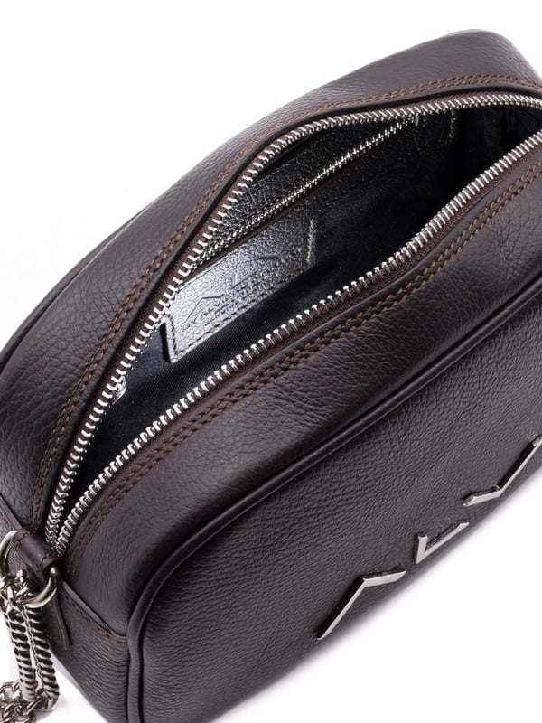 Bolso bandolera para mujer. El cierre es con cremallera. Los bolsillos internos son dos con cremallera y dos abiertos. Los bolsillos externos están ausentes. La bandolera es de cadena. Falta el mango. Hay un compartimento interno. El material exterior es 100% Piel Auténtica. Internamente es 100% Poliéster. Medidas: 24x16x8 cm. Producto de moda