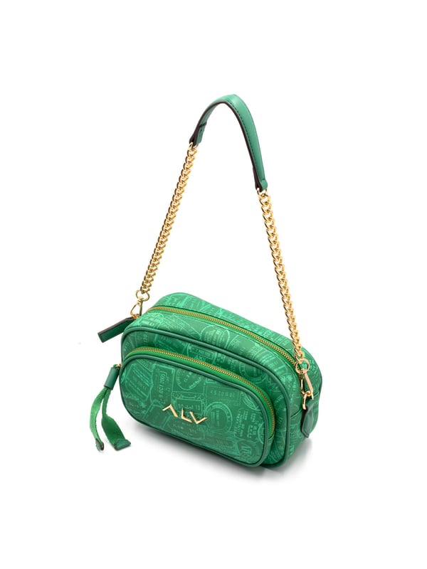 Bolso bandolera para mujer. El cierre es con cremallera. Los bolsillos internos son dos con cremallera y dos abiertos. Los bolsillos externos son uno frontal con cremallera. La bandolera es extraíble en cadena. Falta el mango. Hay un compartimento interno. El material externo es 100%PU. Internamente es 100% Poliéster. Medidas: 25x12x16 cm. Producto de moda