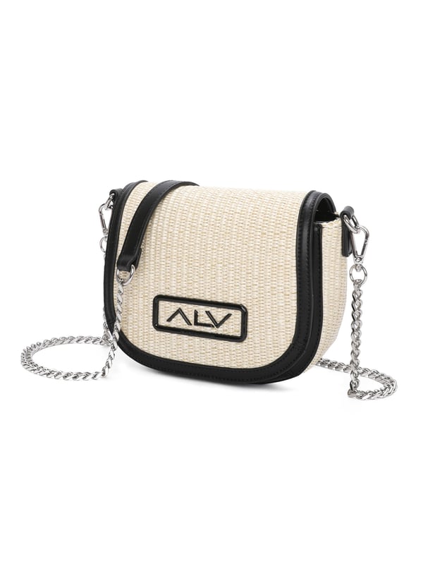 Bolso bandolera para mujer. El cierre es a presión y botón. Los bolsillos internos son dos con cremallera y dos abiertos. Los bolsillos externos están ausentes. La bandolera es extraíble en cadena. Falta el mango. Hay un compartimento interno. El material externo es 100%PU. Internamente es 100% Poliéster. Medidas: 19x16x6 cm. Producto de moda