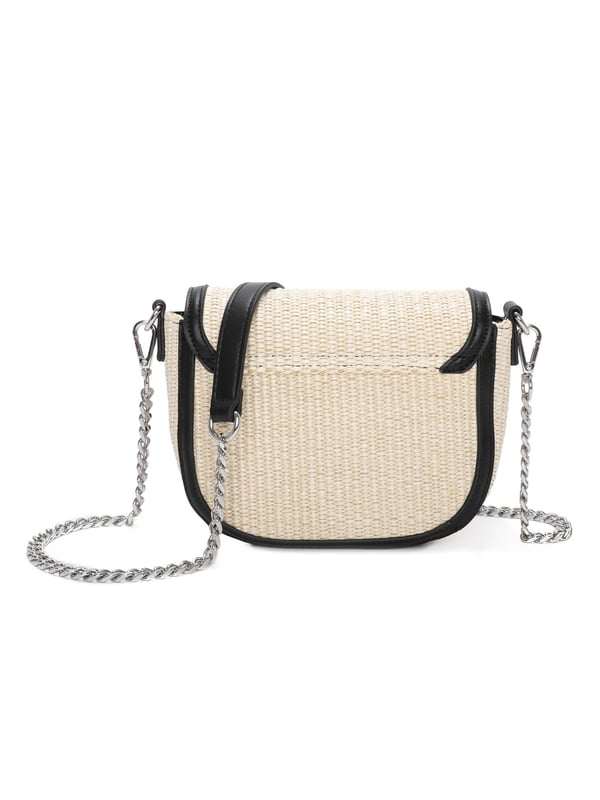 Bolso bandolera para mujer. El cierre es a presión y botón. Los bolsillos internos son dos con cremallera y dos abiertos. Los bolsillos externos están ausentes. La bandolera es extraíble en cadena. Falta el mango. Hay un compartimento interno. El material externo es 100%PU. Internamente es 100% Poliéster. Medidas: 19x16x6 cm. Producto de moda