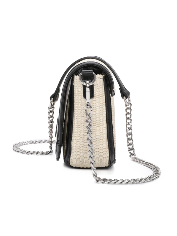 Bolso bandolera para mujer. El cierre es a presión y botón. Los bolsillos internos son dos con cremallera y dos abiertos. Los bolsillos externos están ausentes. La bandolera es extraíble en cadena. Falta el mango. Hay un compartimento interno. El material externo es 100%PU. Internamente es 100% Poliéster. Medidas: 19x16x6 cm. Producto de moda