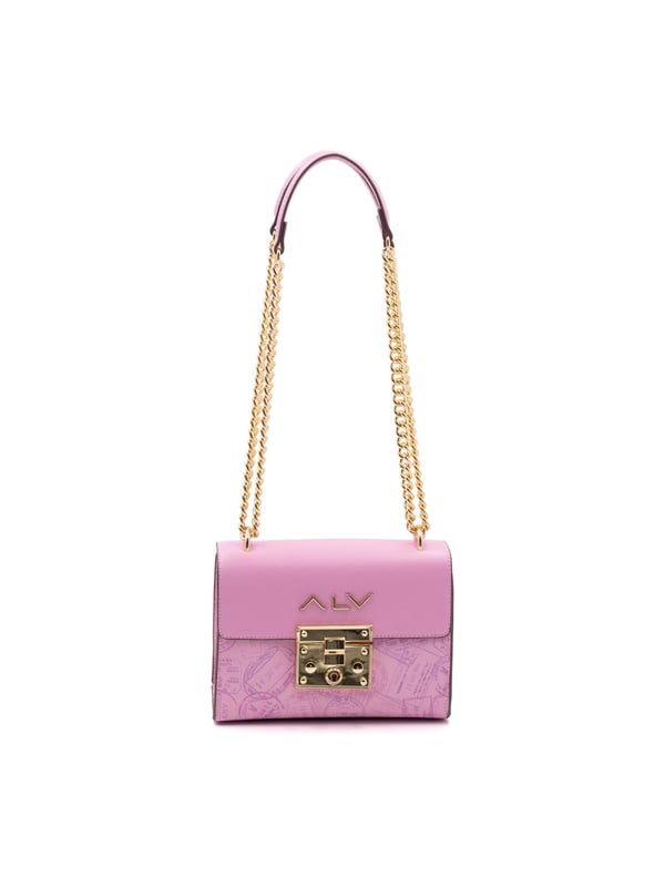 Bolso bandolera para mujer. El cierre es a presión y botón. Los bolsillos internos son dos con cremallera y dos abiertos. Los bolsillos externos están ausentes. La bandolera es de cadena. Falta el mango. Hay un compartimento interno. El material externo es 100%PU. Internamente es 100% Poliéster. Medidas: 21x9x16 cm. Producto de moda