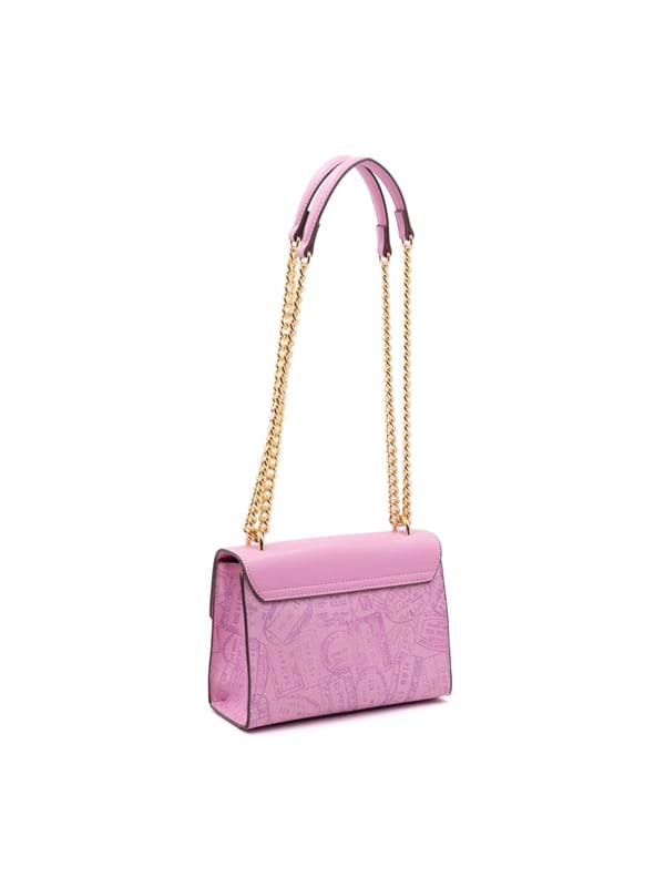 Bolso bandolera para mujer. El cierre es a presión y botón. Los bolsillos internos son dos con cremallera y dos abiertos. Los bolsillos externos están ausentes. La bandolera es de cadena. Falta el mango. Hay un compartimento interno. El material externo es 100%PU. Internamente es 100% Poliéster. Medidas: 21x9x16 cm. Producto de moda