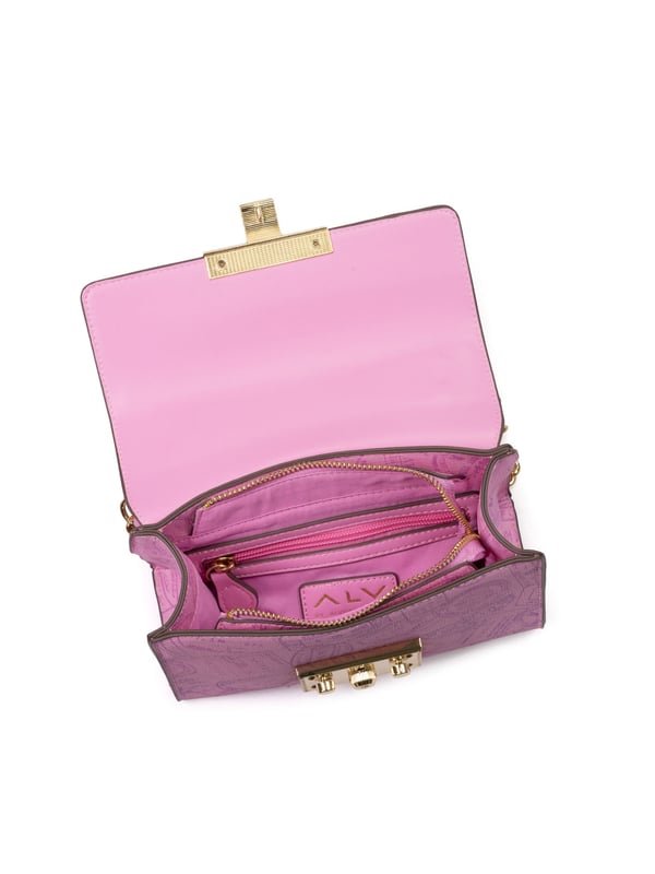 Bolso bandolera para mujer. El cierre es a presión y botón. Los bolsillos internos son dos con cremallera y dos abiertos. Los bolsillos externos están ausentes. La bandolera es de cadena. Falta el mango. Hay un compartimento interno. El material externo es 100%PU. Internamente es 100% Poliéster. Medidas: 21x9x16 cm. Producto de moda