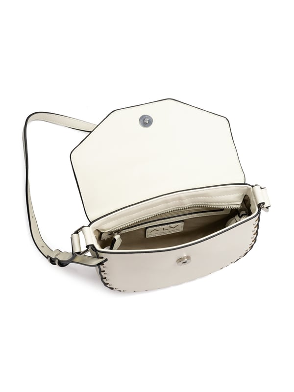 Bolso bandolera para mujer. El cierre es rápido. Los bolsillos internos son dos con cremallera y dos abiertos. Los bolsillos externos están ausentes. La bandolera es ajustable en piel. Falta el mango. Hay un compartimento interno. El material externo es 100%PU. Internamente es 100% Poliéster. Medidas: 23x7x18 cm. Producto de moda