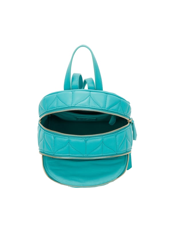 Damenrucksack mit Reißverschluss. zwei Reißverschluss- und zwei offene Innentaschen. eine Vorderseite mit Außentaschen mit Reißverschluss. verstellbarer und abnehmbarer Schultergurt aus Leder. im Ledergriff. ein Innenfach.  Außenmaterial: Innenmaterial: 100 % Polyester. Maße: 26x29x14 cm. Modeprodukt