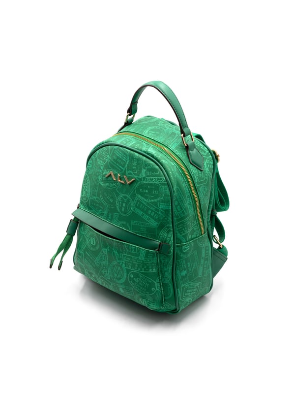 Mochila de mujer. El cierre es con cremallera. Los bolsillos internos son dos con cremallera y dos abiertos. Los bolsillos externos son uno frontal con cremallera. La bandolera es ajustable y extraíble en tejido. El mango es de cuero. Hay un compartimento interno. El material externo es 100%PU. Internamente es 100% Poliéster. Medidas: 26x12x32 cm. Producto de moda