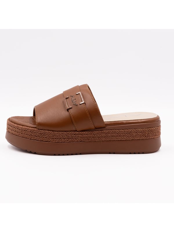 Damensandalen mit Riemenverschluss. fehlende Innentaschen. fehlende Außentaschen. fehlender Schultergurt. fehlender Griff. fehlende Innenfächer.  Außenmaterial: Innenmaterial: 100 % Polyester. Maße: 40 cm. Modeprodukt