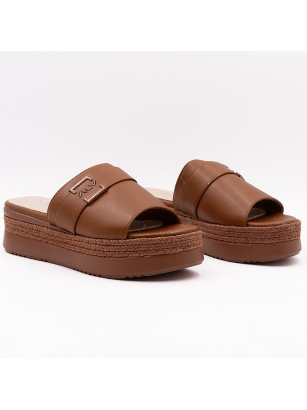 Damensandalen mit Riemenverschluss. fehlende Innentaschen. fehlende Außentaschen. fehlender Schultergurt. fehlender Griff. fehlende Innenfächer.  Außenmaterial: Innenmaterial: 100 % Polyester. Maße: 40 cm. Modeprodukt