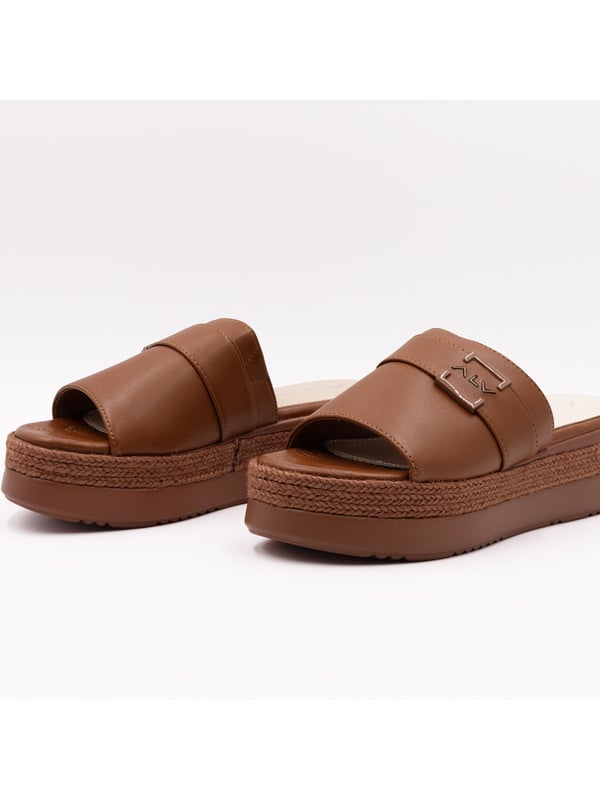 Damensandalen mit Riemenverschluss. fehlende Innentaschen. fehlende Außentaschen. fehlender Schultergurt. fehlender Griff. fehlende Innenfächer.  Außenmaterial: Innenmaterial: 100 % Polyester. Maße: 40 cm. Modeprodukt