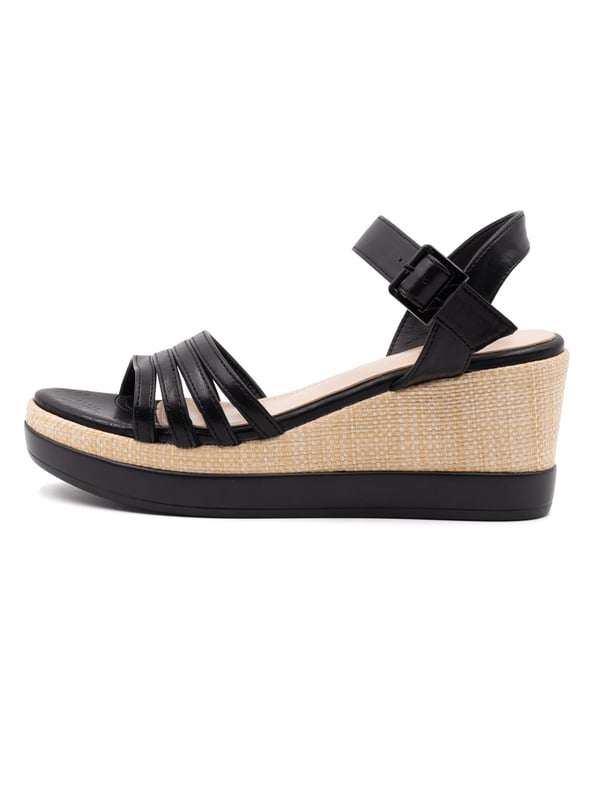 Damensandalen mit Riemenverschluss. fehlende Innentaschen. fehlende Außentaschen. fehlender Schultergurt. fehlender Griff. fehlende Innenfächer.  Außenmaterial: Innenmaterial: 100 % Polyester. Maße: 41 cm. Modeprodukt