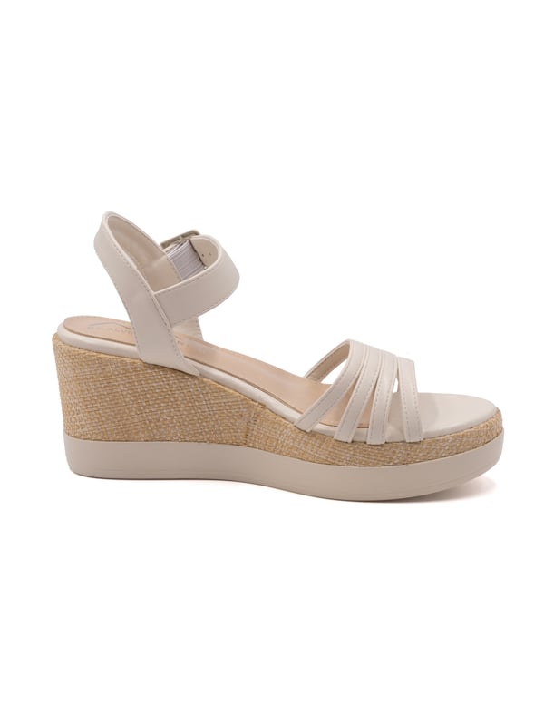 Damensandalen mit Riemenverschluss. fehlende Innentaschen. fehlende Außentaschen. fehlender Schultergurt. fehlender Griff. fehlende Innenfächer.  Außenmaterial: Innenmaterial: 100 % Polyester. Maße: 41 cm. Modeprodukt