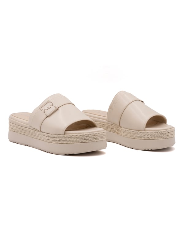 Damensandalen mit Riemenverschluss. fehlende Innentaschen. fehlende Außentaschen. fehlender Schultergurt. fehlender Griff. fehlende Innenfächer.  Außenmaterial: Innenmaterial: 100 % Polyester. Maße: 40 cm. Modeprodukt
