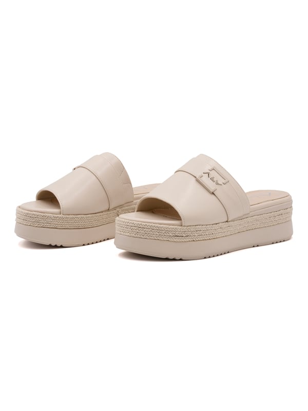 Damensandalen mit Riemenverschluss. fehlende Innentaschen. fehlende Außentaschen. fehlender Schultergurt. fehlender Griff. fehlende Innenfächer.  Außenmaterial: Innenmaterial: 100 % Polyester. Maße: 40 cm. Modeprodukt