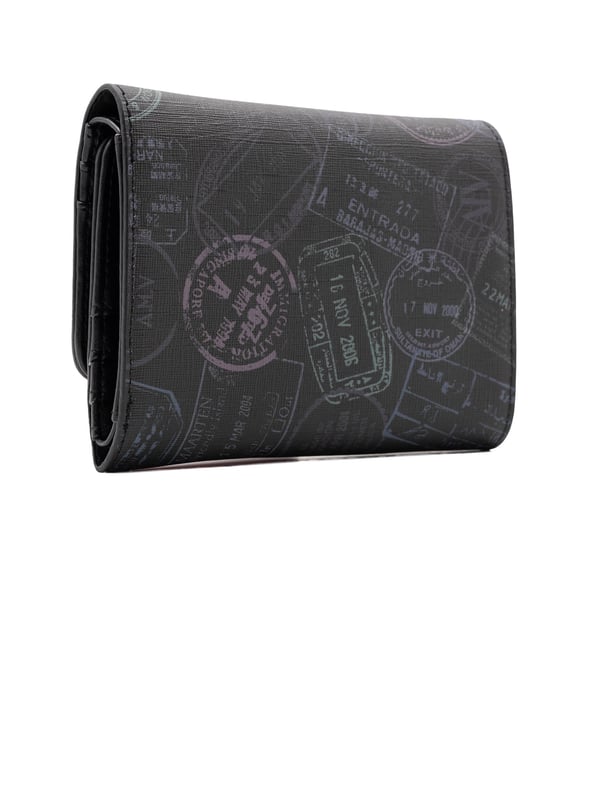 Damenbrieftasche mit Schnappverschluss. zwei Reißverschluss- und zwei offene Innentaschen. fehlende Außentaschen. fehlender Schultergurt. fehlender Griff. fehlende Innenfächer.  Außenmaterial: Innenmaterial: 100 % Polyester. Maße: 15x2x11 cm. Modeprodukt