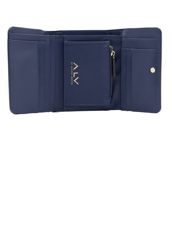 Cartera de mujer. El cierre es rápido. Los bolsillos internos son dos con cremallera y dos abiertos. Los bolsillos externos están ausentes. Falta la correa para el hombro. Falta el mango. Los compartimentos internos están ausentes. El material externo es 100%PU. Internamente es 100% Poliéster. Medidas: 15x2x11 cm. Producto de moda
