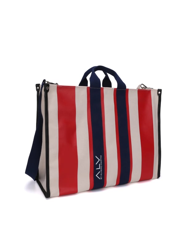 Bolso shopper para mujer. El cierre es con botón magnético. Los bolsillos internos son dos con cremallera y dos abiertos. Los bolsillos externos están ausentes. La bandolera es ajustable y extraíble en tejido. El mango es de tela. Hay un compartimento interno. El material exterior es 100% nailon. Internamente es 100% Poliéster. Medidas: 44x34x18 cm. Producto de moda