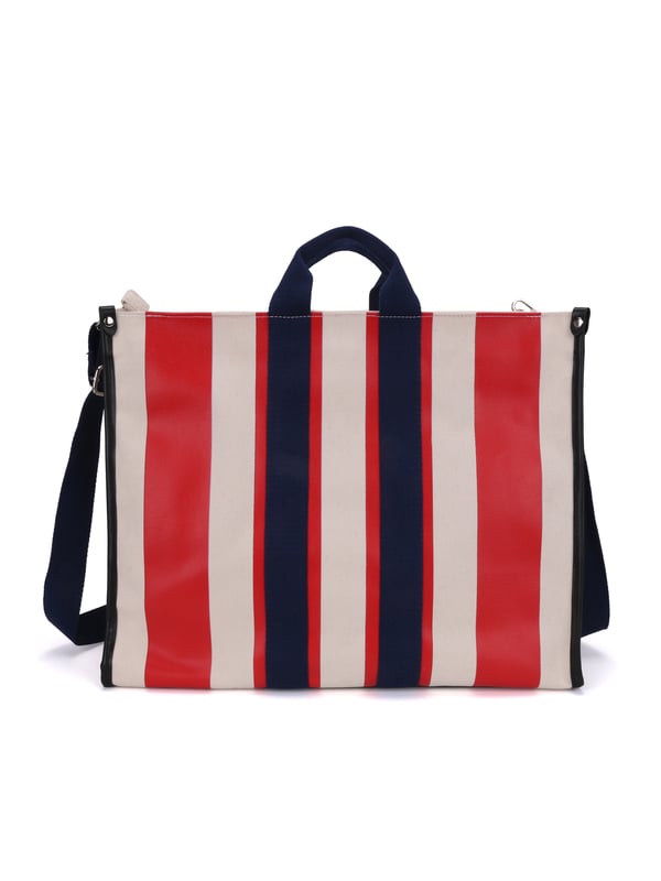 Bolso shopper para mujer. El cierre es con botón magnético. Los bolsillos internos son dos con cremallera y dos abiertos. Los bolsillos externos están ausentes. La bandolera es ajustable y extraíble en tejido. El mango es de tela. Hay un compartimento interno. El material exterior es 100% nailon. Internamente es 100% Poliéster. Medidas: 44x34x18 cm. Producto de moda