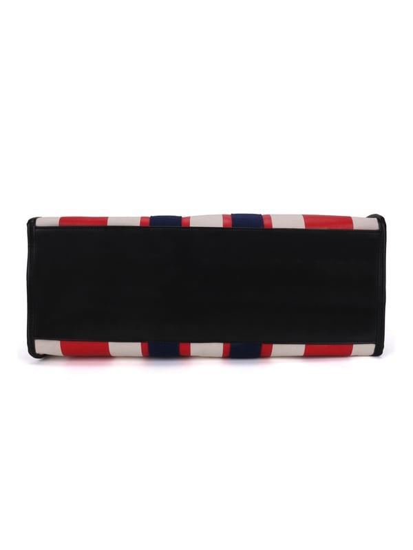 Bolso shopper para mujer. El cierre es con botón magnético. Los bolsillos internos son dos con cremallera y dos abiertos. Los bolsillos externos están ausentes. La bandolera es ajustable y extraíble en tejido. El mango es de tela. Hay un compartimento interno. El material exterior es 100% nailon. Internamente es 100% Poliéster. Medidas: 44x34x18 cm. Producto de moda